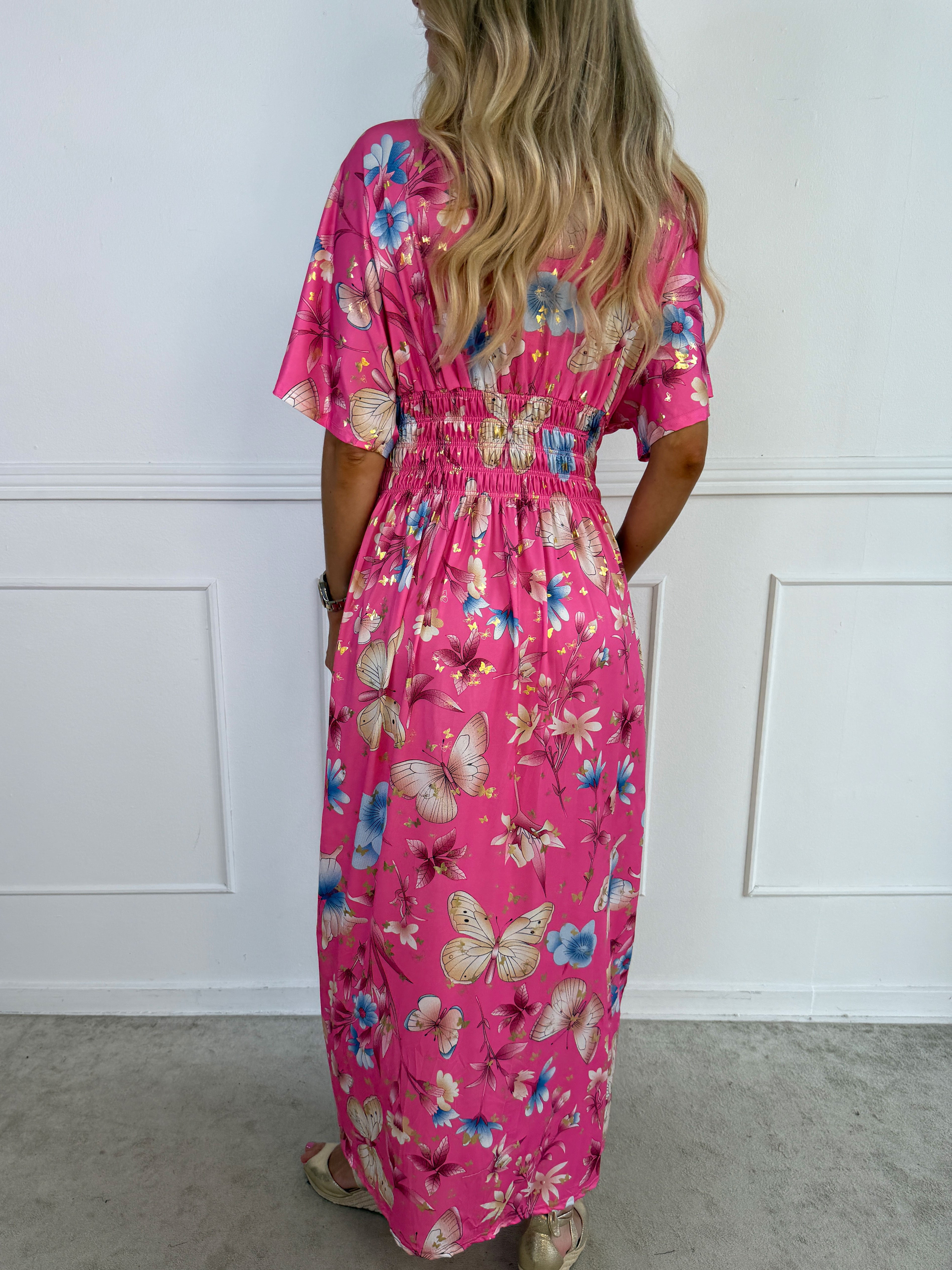 Pams Fairytale - Lang elastisk kjole i fint blomster- og sommerfugleprint